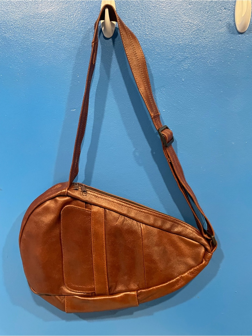 Vintage Genuine Leather Ergonomic Teardrop Sling Crossbody Bag – Cognac Brown